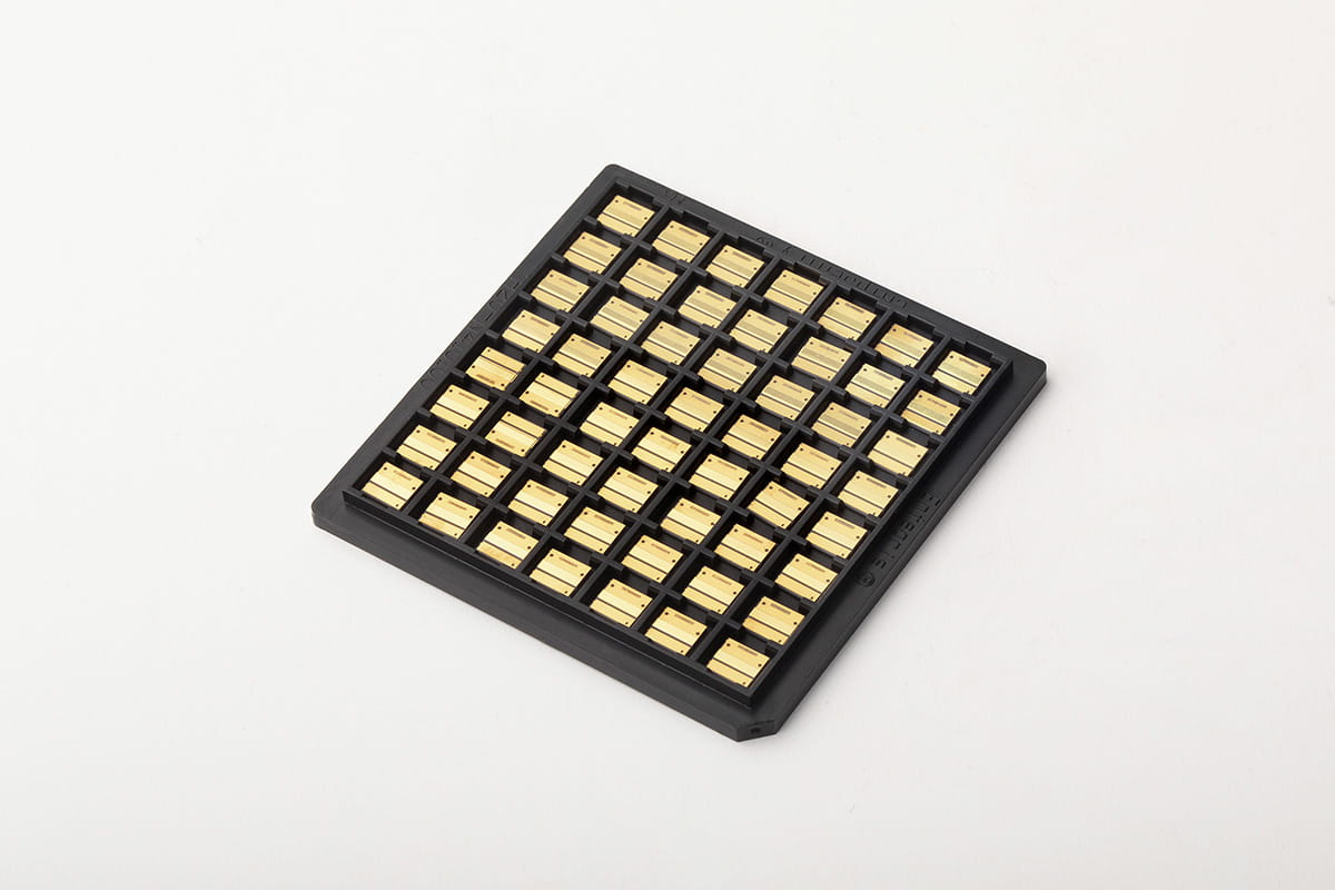 炬光AMC预制金锡氮化铝衬底实物:托盘中的金属化陶瓷小片